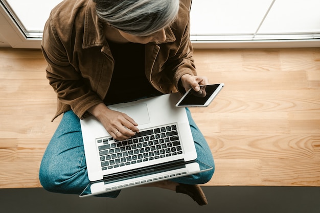 Bizneswoman Wpisując Na Klawiaturze Laptopa