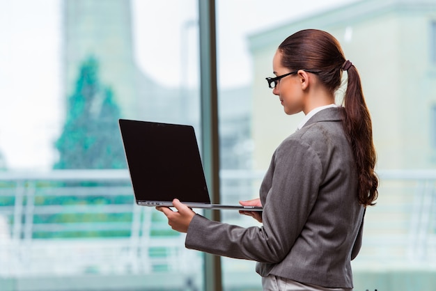 Bizneswoman z laptopem w biznesowym pojęciu