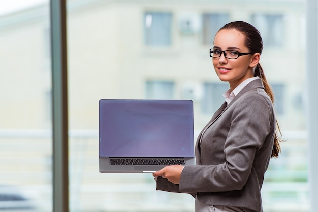 Bizneswoman z laptopem w biznesowym pojęciu