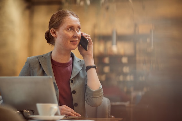 Bizneswoman zajęty przez telefon