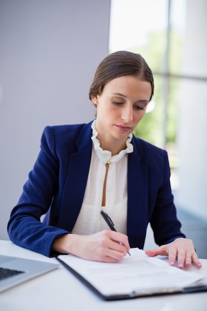 Bizneswomanu writing w schowku