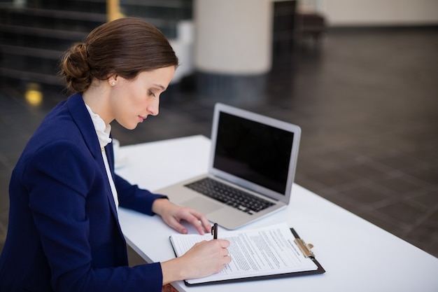 Bizneswomanu writing w schowku