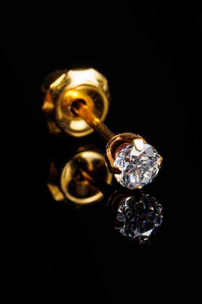 Biżuteria z kamieniami kolczyki luksusowe złote kolczyki z brylantami na czarnym tle