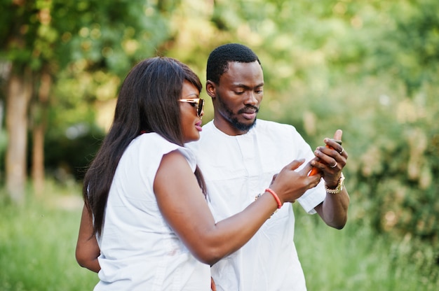 Black African para zakochanych robi selfie na telefon