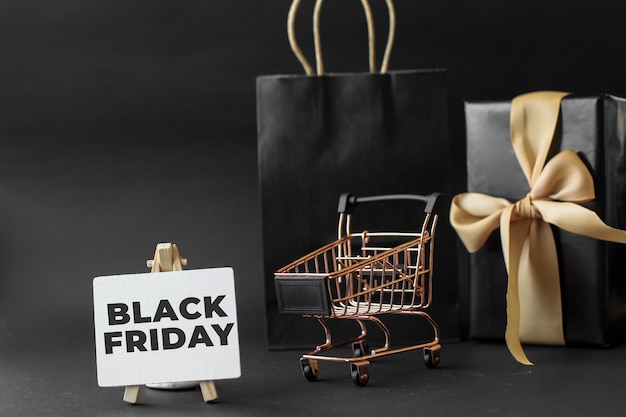 Black Friday Sale lub koncepcja promocji zakupów online z różnymi akcesoriami zakupowymi