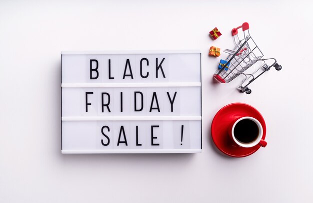 Black Friday Sale Słowa Na Lightbox Z Filiżanką Kawy I Widokiem Z Góry Koszyka Na Zakupy