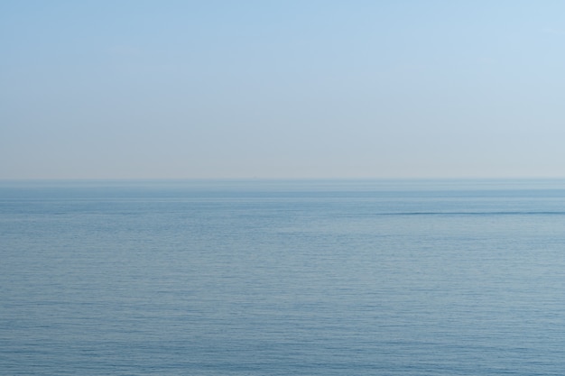 Zdjęcie bladoniebieskie niebo i morze przy seashore wokoło wulkanu suwolbong, jeju, korea południowa.