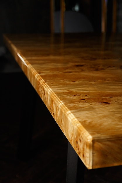 Zdjęcie blat stołu wykonany z drewna topolowego i transparentnej żywicy epoksydowej. żywica jest lakierowana i polerowana, drewno nasycane olejem tungowym.