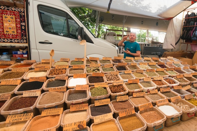 Blat z różnorodnymi przyprawami, herbatą i aromatami w tle pojemników