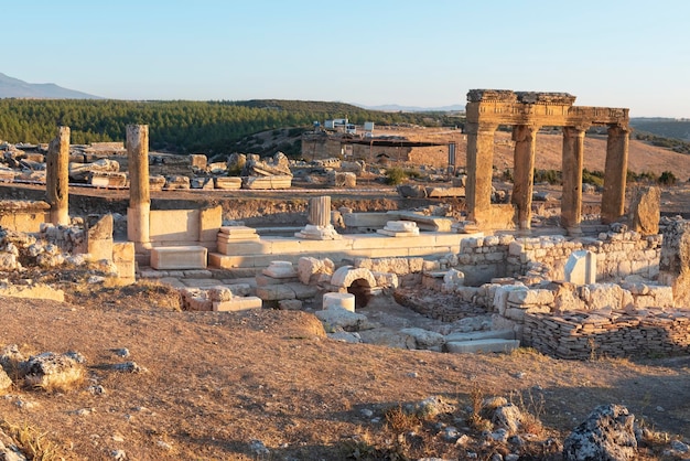 Blaundus Ancient City ruiny łuki kamienie