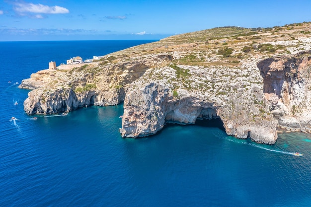 Błękitna Grota na Malcie widok z lotu ptaka od Morza Śródziemnego na wyspę