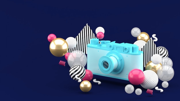 Błękitna Kamera Otaczająca Kolorowymi Piłkami Na Błękicie. Renderowania 3d.