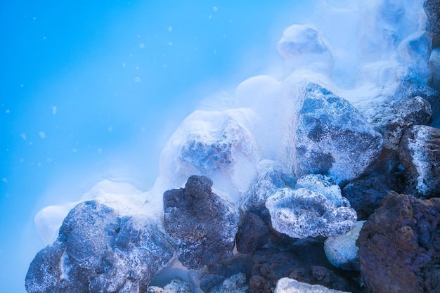 Błękitna Laguna Islandia Naturalne tło Spa geotermalne do odpoczynku i relaksu na Islandii Ciepłe źródła naturalnego pochodzenia Błękitne jezioro i para