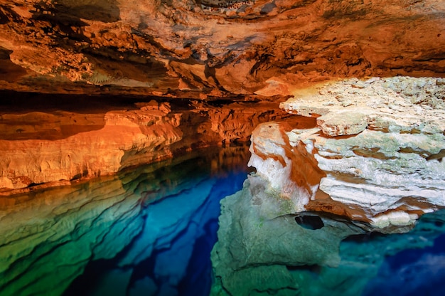 Błękitna studnia w jaskini w Parku Narodowym Chapada Diamantina w stanie Bahia w Brazylii