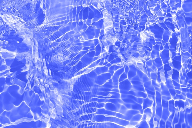 Błękitna woda z falami w basenie