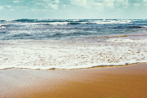 Błękitne fale na piaszczystej plaży