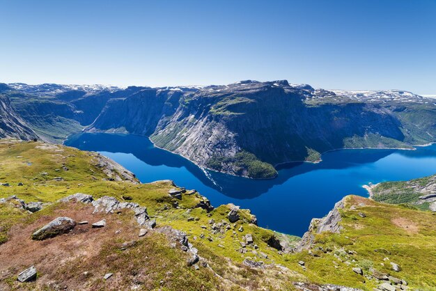 Błękitne jezioro w Norwegii w pobliżu Trolltunga