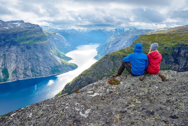 Zdjęcie błękitne jezioro w norwegii w pobliżu trolltunga