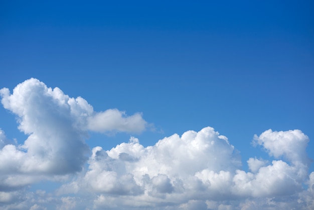 Błękitne lato nieba białe cumulus chmury