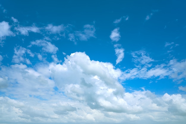 Błękitne lato nieba białe cumulus chmury