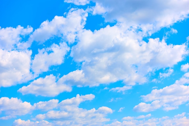 Błękitne letnie niebo z białymi chmurami cumulus, może być używane jako tło