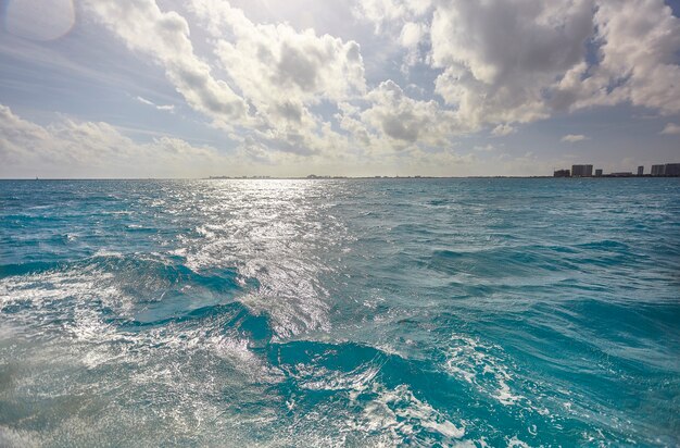 Błękitne morze Karaibów z małymi falami widzianymi z łodzi
