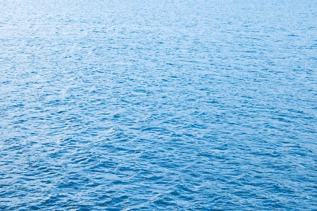Błękitne morze powierzchnia z falami