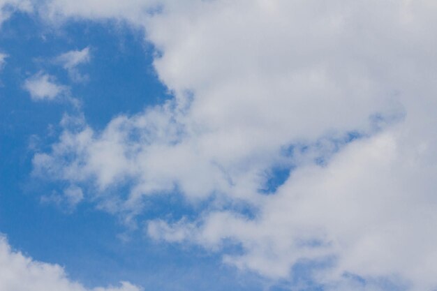 Błękitne niebo białe chmury cumulus w tle