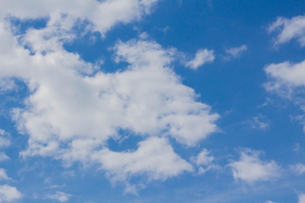 Błękitne niebo białe chmury cumulus w tle