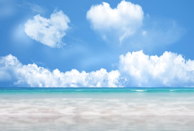 błękitne niebo białe chmury w symbolu serca na morzu na plaży szablon tropikalny charakter tła