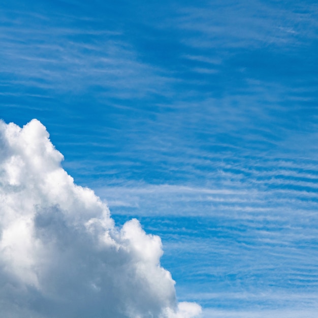 Błękitne Niebo Chmury Cumulus. Jasny Cloudscape W Słoneczny Dzień.