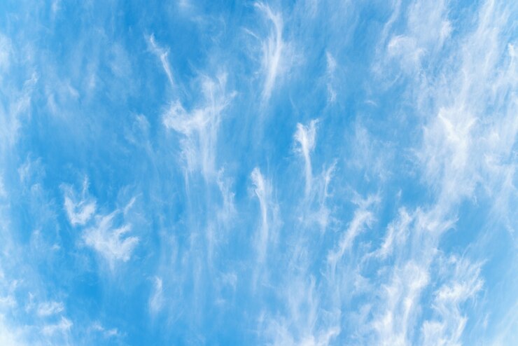 Zdjęcie błękitne niebo i białe chmury cirrus.