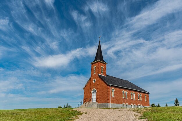 Błękitne niebo i chmury nad kościołem luterańskim św. Jana w Edenwold, niedaleko Regina, Saskatchewan, Kanada