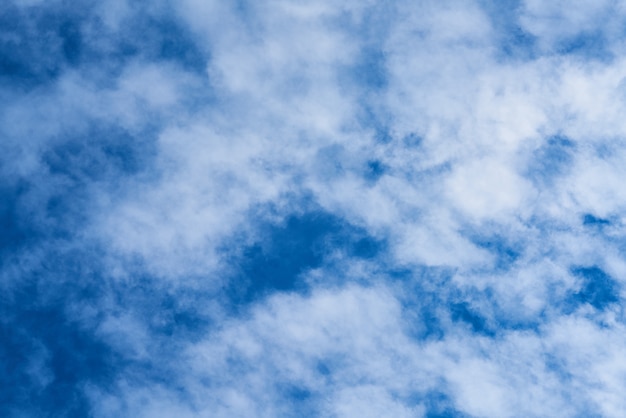 Zdjęcie błękitne niebo i chmury w tle