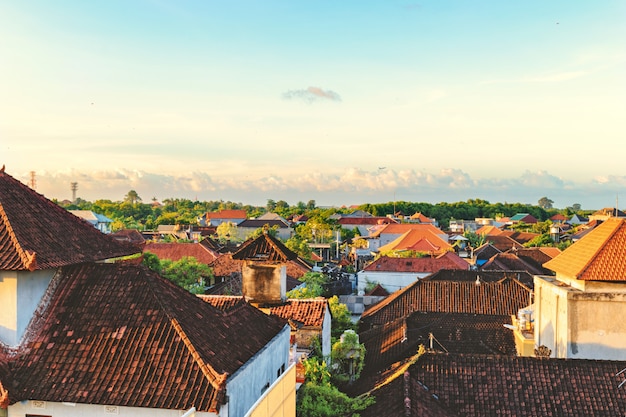 Błękitne niebo nad dachówkami domów