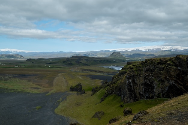 Błękitne niebo w Czarnej plaży. Reynisdrangar, Vik Islandia