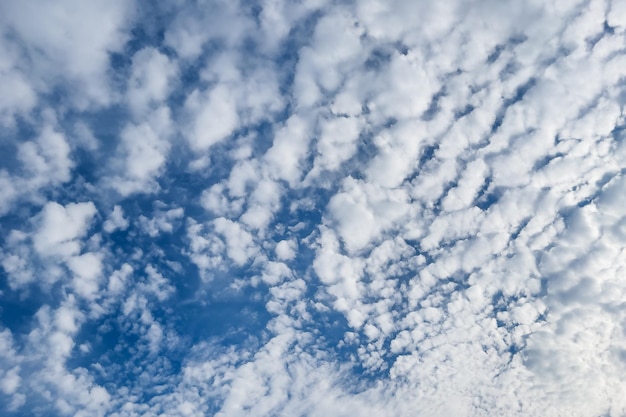 Błękitne niebo w tle z chmurami Cloudscape