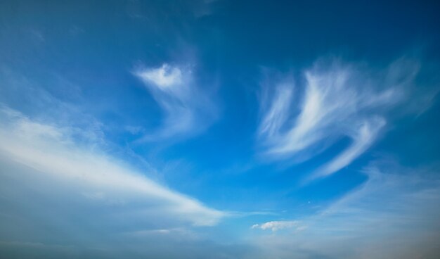 Błękitne niebo z białymi chmurami cirrus