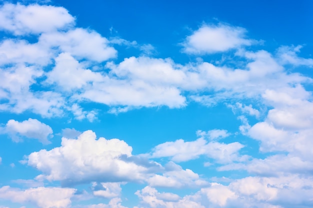Błękitne niebo z białymi chmurami cumulus, może być używane jako tło