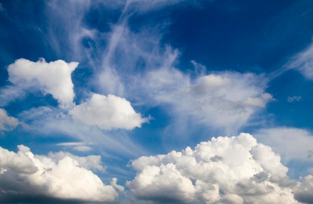 Błękitne niebo z białymi chmurami cumulus