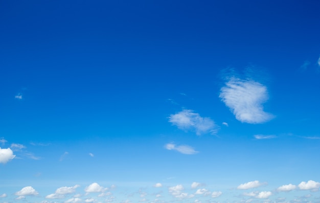 Zdjęcie błękitne niebo z białymi chmurami.