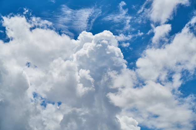 Zdjęcie błękitne niebo z chmur chmur