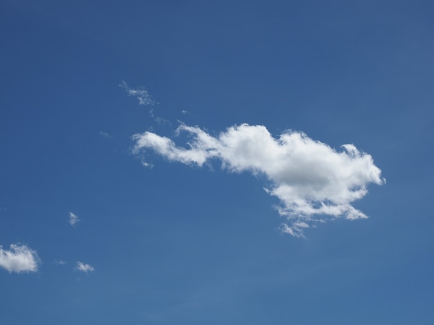 Błękitne Niebo Z Chmurą Cumulus