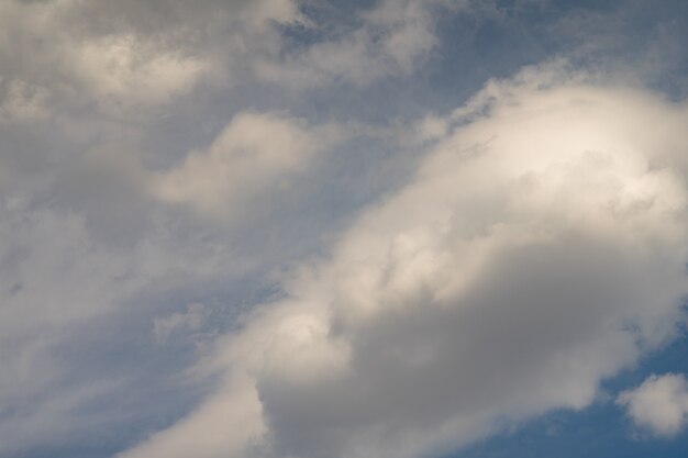 Błękitne niebo z chmurą zbliżenie