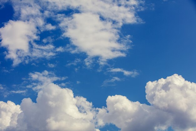 Błękitne niebo z chmurami. Abstrakcyjny charakter tła nieba