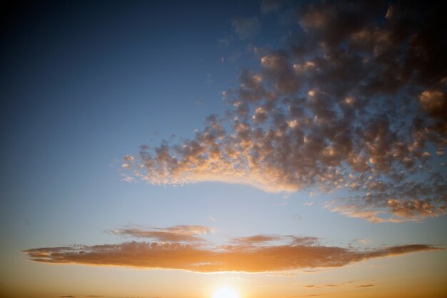 Zdjęcie błękitne niebo z chmurami i odbiciem słońca w wodzie z miejscem na tekst azowa mgła chmur