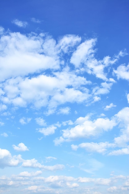 Błękitne niebo z chmurami, może być używane jako tło