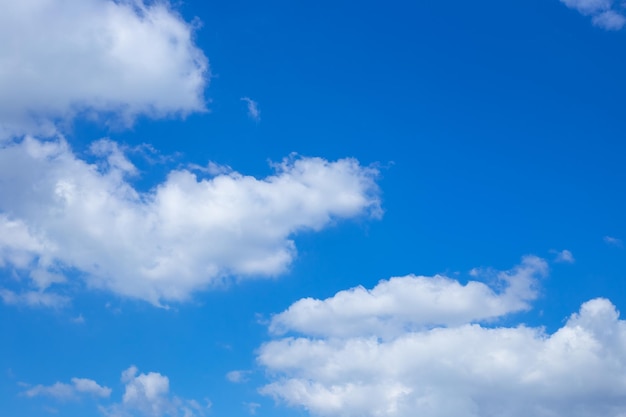 Błękitne niebo z chmurami Naturalne tło dla szablonu tekstowego wygaszacza ekranu