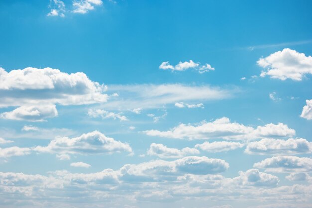 Błękitne niebo z chmurami w chmurach w ciągu dnia cisza i spokój wyznaczają sobie wysokie cele