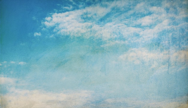 Błękitne niebo z chmurami w stylu grunge z hałasem